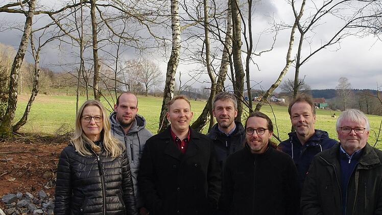 Fast alle Kernwege in und um Motten sind fertig. Es freuen sich (von links): Susanne Siebenlist (Büroleiterin Land + plan), Landwirt Valentin Best, Philipp Scherpf (Projektleiter Land + plan), Bürgermeister Jochen Vogel, Frank Stenke (Bauleiter Firma Giebel), Joachim Mair (Amt für ländliche Entwicklung) und Rhönallianzmanager Uwe Schmidt. Foto: Stephanie Elm