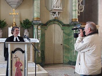 Pfarrerin Rebekka Pöhlmann wird während eines Gottesdienstes von Gerhard Korn gefilmt. Foto: Sarah Jakob