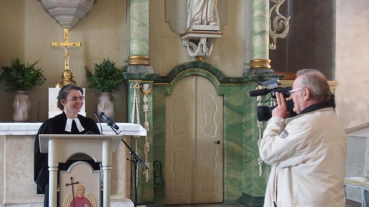 Pfarrerin Rebekka Pöhlmann wird während eines Gottesdienstes von Gerhard Korn gefilmt. Foto: Sarah Jakob