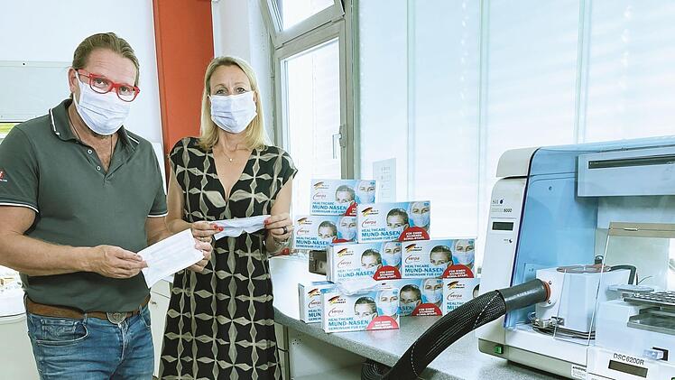 Die Technik ist da, das Material auch - das war es für die Firma Verpa gar nicht einmal so schwer, den Mund-Nasen-Schutz zu produzieren. Susanne und André Baumann haben schon kurz nach der Markteinführung die Erfahrung gemacht, dass dabei besonders das Siegel "Made in Germany" gut ankommt. Foto: privat