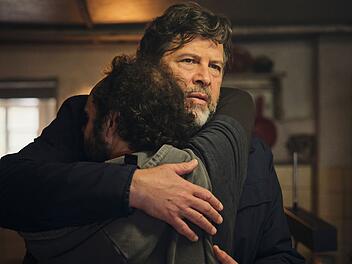 Kommissar Berg (Hans-Jochen Wagner, rechts) umarmt seinen Bruder Reini (Felician Hohnloser), der offenbar aus der Psychiatrie abgehauen ist.