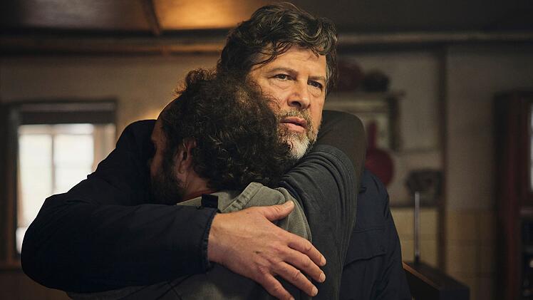 Kommissar Berg (Hans-Jochen Wagner, rechts) umarmt seinen Bruder Reini (Felician Hohnloser), der offenbar aus der Psychiatrie abgehauen ist.