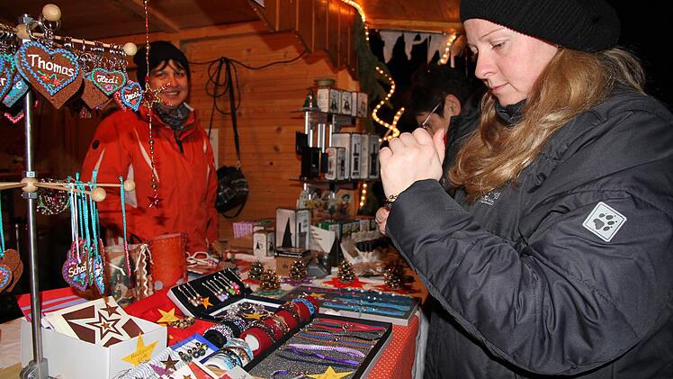 Adventsmarkt Eggolsheim: Verkaufsstand mit süßen Leckereinen. Foto: Mathias Erlwein