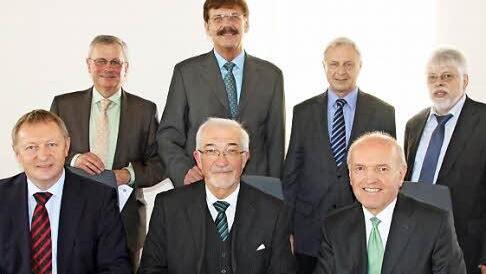 Vertragsunterzeichnung (von links, vorne): Landrat Thomas Bold, Regierungspräsident Paul Beinhofer und Landrat Thomas Habermann (Rhön-Grabfeld) sowie (hinten) die Bürgermeister Gotthard Schlereth, Reimar Glückler, Ludwig Neeb und Wolfgang Back.  Foto: Edgar Bartl
