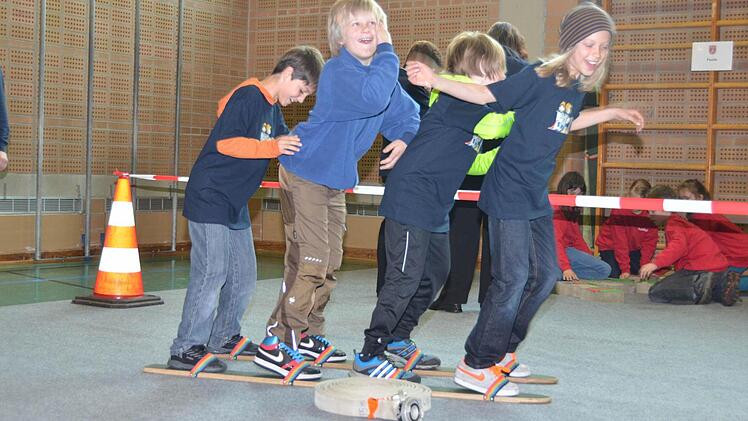 So lustig ging es bei der Kinderolympiade in Weilersbach zu. Fotos: Amon