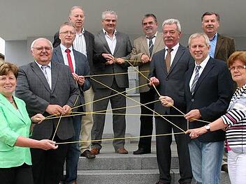 Die Bürgermeister der Allianz Oberes Werntal spannen ein Netz: (v.l.) Ruth-Hanna Gube, Siegfried Erhard, Peter Neubert , Peter Pfister, Willi Warmuth, Günter Jakob, Peter Seifert, Arthur Arnold und Edeltraud Baumgartl sowie oben rechts Reinhold Stahl.  Foto: Stefan Geiger