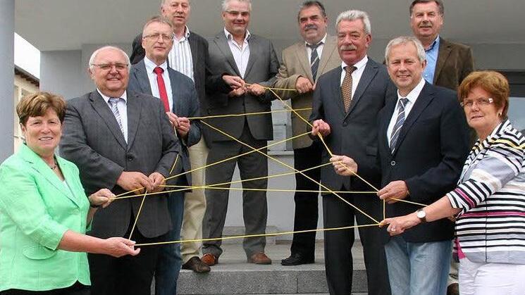 Die Bürgermeister der Allianz Oberes Werntal spannen ein Netz: (v.l.) Ruth-Hanna Gube, Siegfried Erhard, Peter Neubert , Peter Pfister, Willi Warmuth, Günter Jakob, Peter Seifert, Arthur Arnold und Edeltraud Baumgartl sowie oben rechts Reinhold Stahl.  Foto: Stefan Geiger