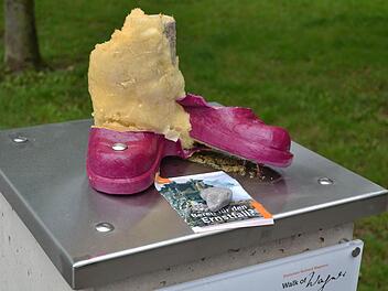 Einfach aus der Verankerung gerissen haben Unbekannte diese Wagner-Figur in Bayreuth. Fotos: C. Raab