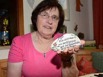 Ursel Hanf-Sauer fertigt "Bausteine" für den Paul-Gerhard-Kindergarten. Foto: Dagmar Besand