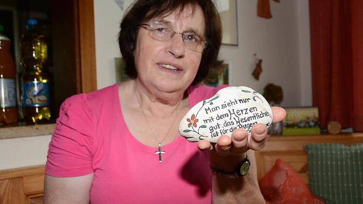Ursel Hanf-Sauer fertigt "Bausteine" für den Paul-Gerhard-Kindergarten. Foto: Dagmar Besand