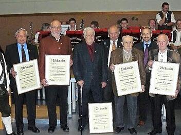 Die für langjährige Treue geehrten Mitglieder des Musikvereins Marktleugast. Von links: Vorsitzender Georg Purucker, Hans Hübner, Burkhard Eschenbacher, Günther Kawlath, NBMB-Kreisvorsitzender Heinrich Ramming, Werner Bunzel, stellvertretender Landrat Jörg Kunstmann, Fredi Söllner und Bürgermeister Franz Uome. Fotos: Klaus-Peter Wulf
