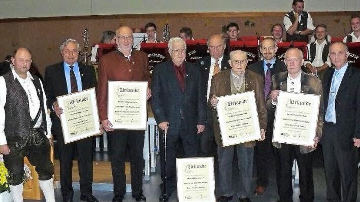 Die für langjährige Treue geehrten Mitglieder des Musikvereins Marktleugast. Von links: Vorsitzender Georg Purucker, Hans Hübner, Burkhard Eschenbacher, Günther Kawlath, NBMB-Kreisvorsitzender Heinrich Ramming, Werner Bunzel, stellvertretender Landrat Jörg Kunstmann, Fredi Söllner und Bürgermeister Franz Uome. Fotos: Klaus-Peter Wulf