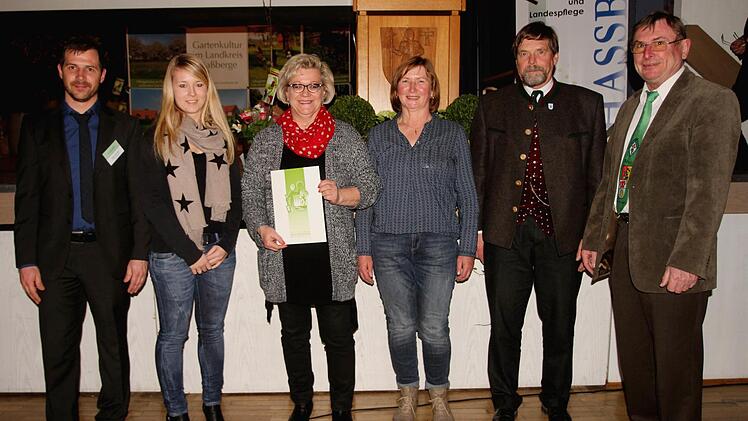 "Verein des Jahres" wurde der OGV Augsfeld hier mit (von links) Kreisfachberater Johannes Bayer, Ilona Beierle, Elfriede Moser, Elfriede Geubig, Präsident Wolfram Vaitl und stv. Kreisvorsitzenden Peter Kirchner.