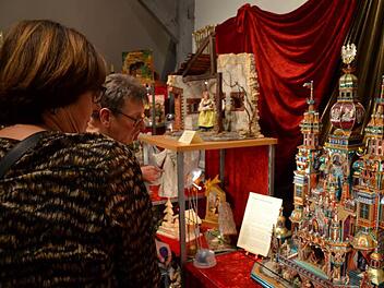 Besucher bestaunen die Krakauer Weihnachtskrippe. Fotos Spörlein