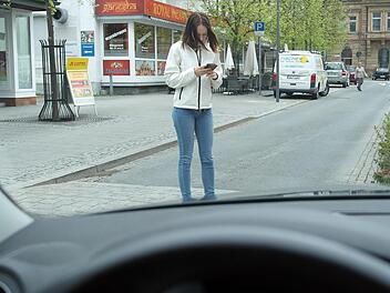 Gefährlich: Mit dem Blick auf das Smartphone sollte man die Fritz-Hornschuch-Straße auf dem Weg Richtung "Fritz"-Einkaufszentrum nicht überqueren. Foto: Archiv/Peter Müller