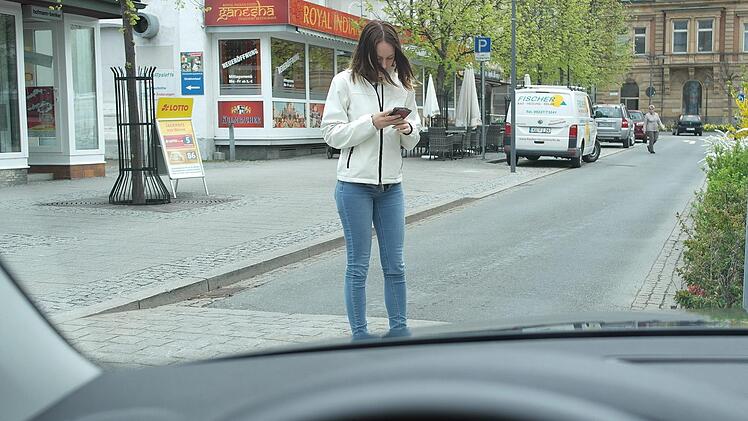 Gefährlich: Mit dem Blick auf das Smartphone sollte man die Fritz-Hornschuch-Straße auf dem Weg Richtung "Fritz"-Einkaufszentrum nicht überqueren. Foto: Archiv/Peter Müller