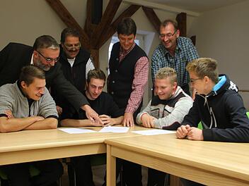 An ihrem ersten Ausbildungstag lernten die vier angehenden Forstwirte erst einmal ihre Chefs und ihre Kollegen kennen.  Fotos: Veronika Schadeck