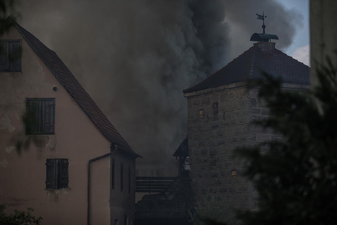 Historische Fachwerkhäuser in Spalt brennen aus - mehrere Verletzte