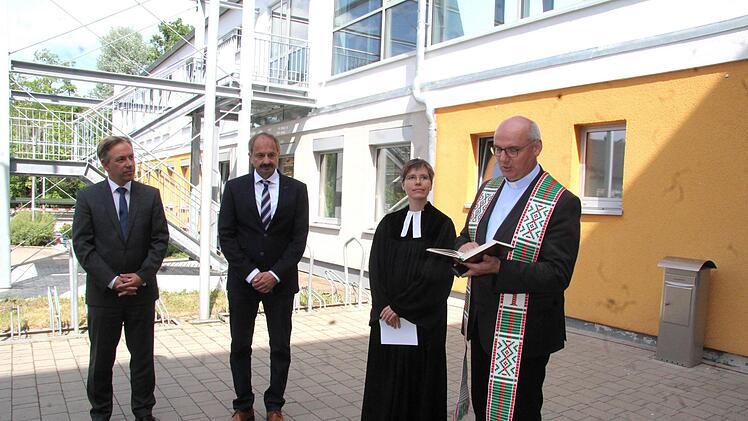 Pfarrerin Andrea Schäfer und Pfarrer Helmut Hetzel  stellten  das Gebäude unter den Segen Gottes.Foto: Richard Sänger