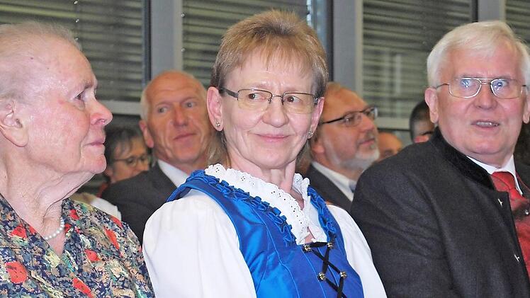 Freude und Abschiedsschmerz lagen nah beieinander: Anton Staudigl kam mit seiner Familie (Frau Katharina und Mutter) zu den Feierlichkeiten.