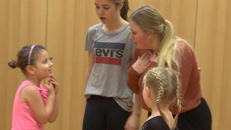 Spielerisch soll beim Faschingsverein Seßlach ein kleines Tanzmariechen an seine herausragende Rolle herangeführt werden. Auf den Aufruf zu einem ersten Probetermin hatte sich einzig Laura Müller (links) gemeldet. Beim Fangspiel mit dem großen Tanzmariechen Mia Thein, Trainerin Luisa Fischer und Merle Rottmann (von links) legte die junge Seßlacherin ihre anfängliche Scheu allmählich ab.