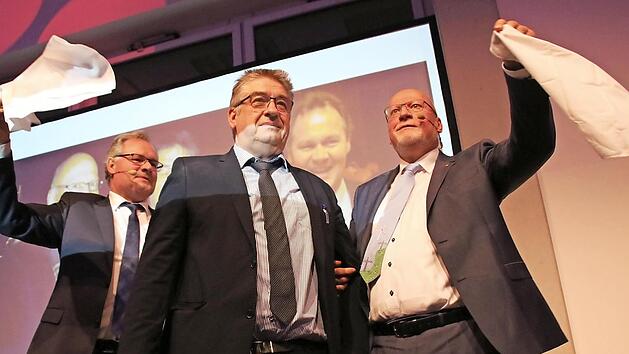 Taschent&uuml;cher schwenkend verabschiedeten sich Otto Trautner (l.) und Wolfgang Geus (r.) von Reinhold M&uuml;ller (Mitte).  Foto: Josef Hofbauer
