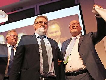 Taschentücher schwenkend verabschiedeten sich Otto Trautner (l.) und Wolfgang Geus (r.) von Reinhold Müller (Mitte).  Foto: Josef Hofbauer