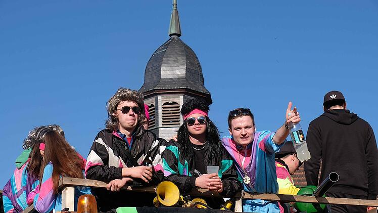 Die jungen Narren aus Völkersleier tanzten außer Rand und Band auf ihrem Wagen. Gerd Schaar