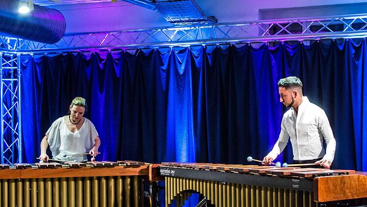 Das Marimba-Duo Katarzyna Mycka und Conrado Moya beeindruckte das Publikum in der "Kulutr.Werk.Stadt" in Neustadt bei seinem Konzert mit seiner Musikalität und seiner Virtuosität gleichermaßen.Foto: Jochen Berger