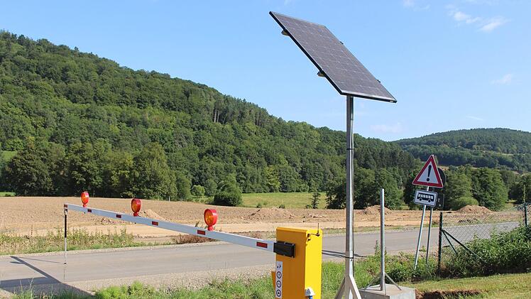 Eine automatische Schranke regelt den Verkehr auf dem Radweg. Foto: Julia Raab