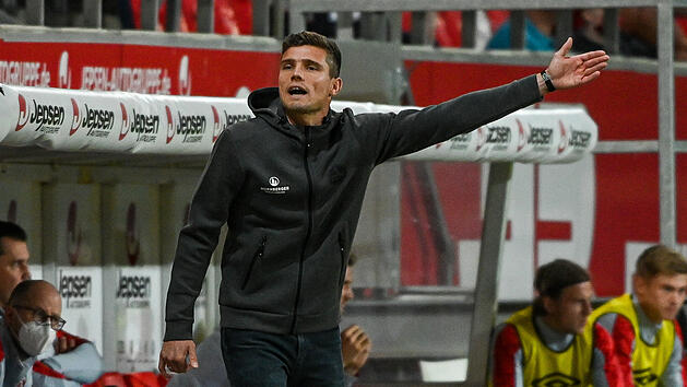 F&uuml;r ihn bleibt nach dem ersten Saisonspiel noch jede Menge Arbeit: FCN-Trainer Robert Klau&szlig;
