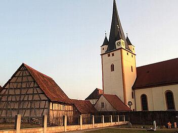 Die Stettfelder Kirche mit der alten Pfarrscheune, die zu einem Gemeindezentrum umgebaut werden könnte