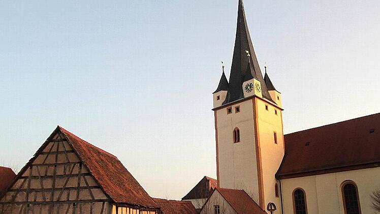 Die Stettfelder Kirche mit der alten Pfarrscheune, die zu einem Gemeindezentrum umgebaut werden könnte