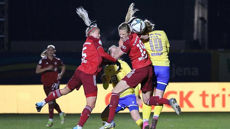 Fliegende Zöpfe beim Spiel der Bayern (in rot) gegen Jena.