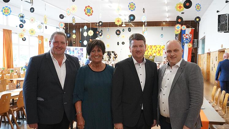3. B&uuml;rgermeister Egon Gessner (von links), 2. B&uuml;rgermeisterin Silvia Metz, Staatssekret&auml;r MdL Sandro Kirchner und 1. B&uuml;rgermeister Daniel Wehner stellten sich zum Erinnerungsfoto auf. Foto: Kathrin Kuka Hahn