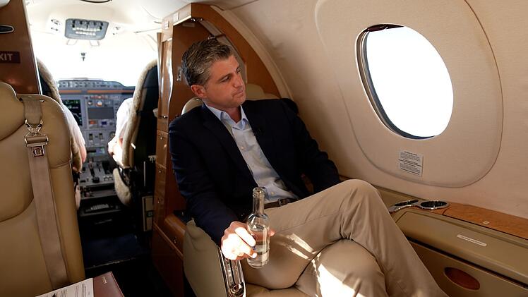 Mit Hilfe eines Privatjet-Brokers hat sich Unternehmer Julien Backhaus f&uuml;r einen Tag einen Privatjet organisiert.