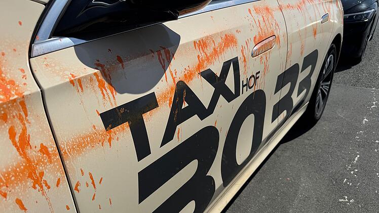 Beschmierte Taxis in Hof