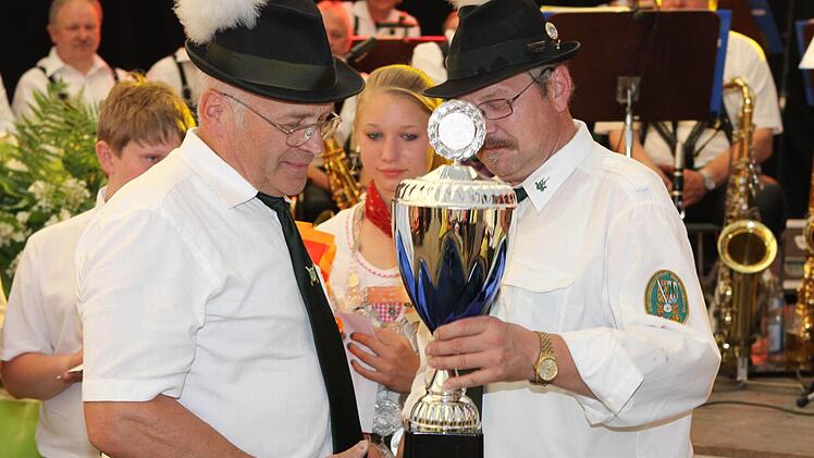 Reinhard Müller-Gei (links) gewann mit einem fulminanten 15-Teiler den Bernhard-Gleich-Pokal, den der stellvertretende Schützenmeister Ludwig Stumpf überreichte. Foto: Michael Wunder