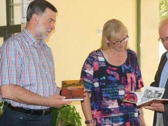 Bürgermeister Josef Martin, Lektorin Bettina Betz und Baptist Schütz mit den ersten Exemplaren der Neuauflage Foto: Johannes Michel
