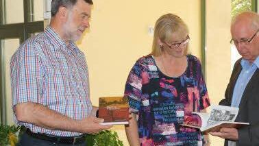 Bürgermeister Josef Martin, Lektorin Bettina Betz und Baptist Schütz mit den ersten Exemplaren der Neuauflage Foto: Johannes Michel