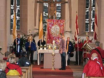 In der Kirche wird die Pilgerkerze geweiht.