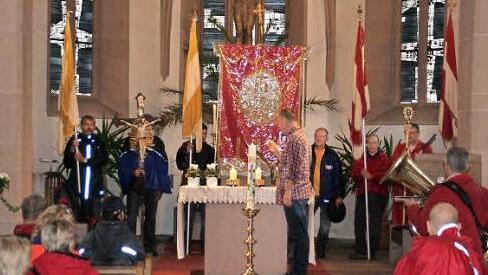 In der Kirche wird die Pilgerkerze geweiht.