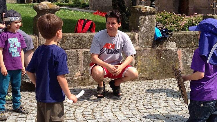 Willert bei der jüngsten Kinderführung durch die Hannberger Wehranlage.