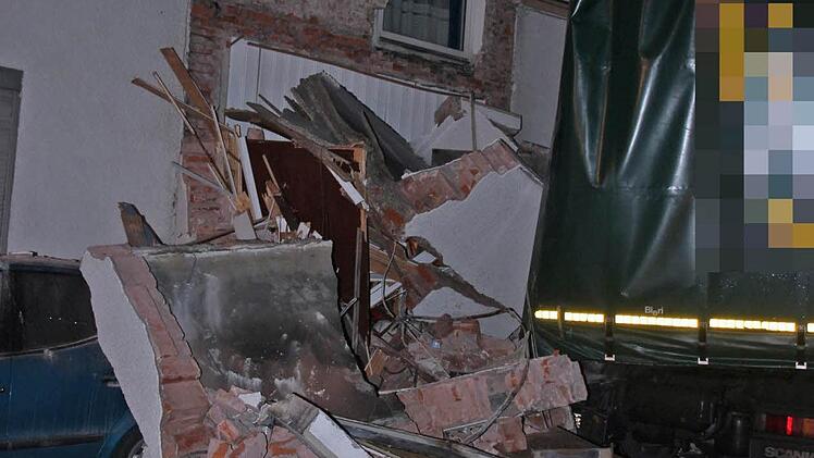 Auf der Bundesstraße 85 zwischen Kronach und Weißenbrunn ist in der Nacht ein Lkw in ein Haus gerutscht. Foto: Corinna Igler