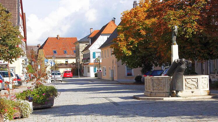 Der Stadtplatz Ebermannstadt wurde umgestaltet. Das war anno 2000. Damals gingen die Bürger davon aus, dass die Kosten aus der Stadtkasse bezahlt werden. Fotos: Josef Hofbauer