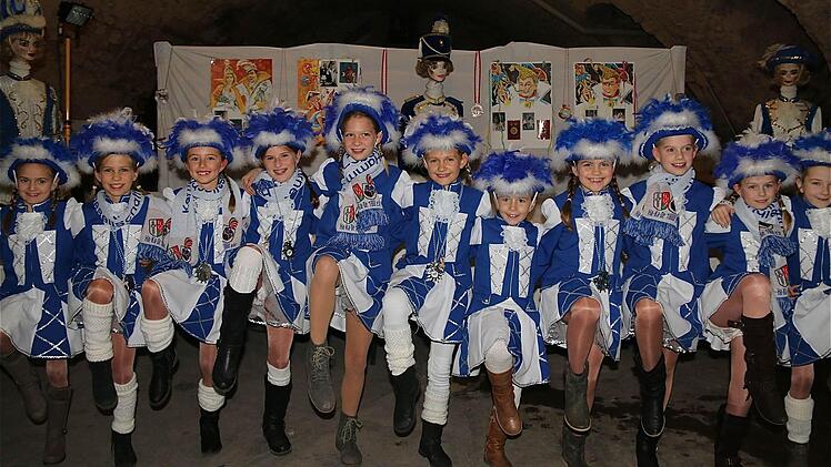 Die Blauen Funken sorgten für Stimmung mit ihrem Gardetanz.  Fotos: Gerd Schaar