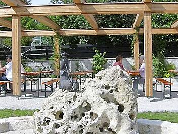 Der Naturstein zieht die Blicke auf sich.  Fotos: Petra Malbrich