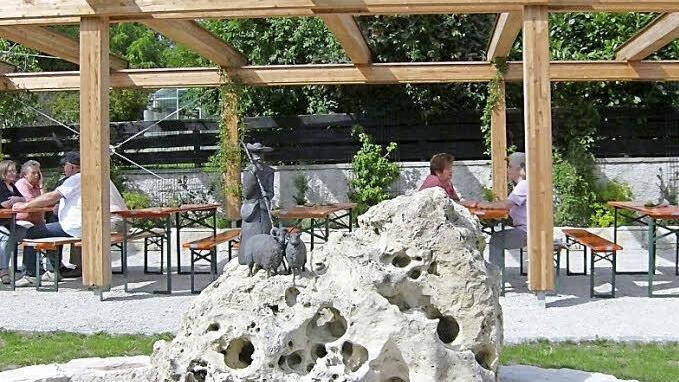 Der Naturstein zieht die Blicke auf sich.  Fotos: Petra Malbrich