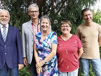 Ellen Wiessner (3. von links) und Christian Zintl (2. von links) feierten ein Dienstjubiläum. Gratulanten waren Oberstudiendirektor Harry Koch (links) und die Personalvertreter Elisabeth Düring (2. von rechts) und Reiner Trompler (rechts). Foto: Heike Beudert