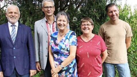Ellen Wiessner (3. von links) und Christian Zintl (2. von links) feierten ein Dienstjubiläum. Gratulanten waren Oberstudiendirektor Harry Koch (links) und die Personalvertreter Elisabeth Düring (2. von rechts) und Reiner Trompler (rechts). Foto: Heike Beudert